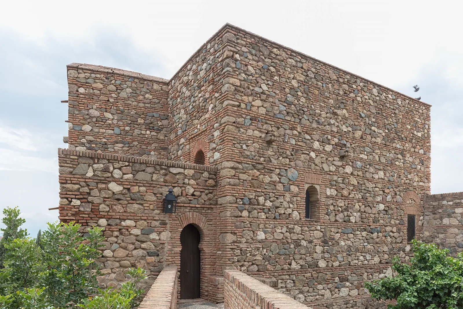 La Alcazaba de Málaga, con sus murallas y jardines, y la ciudad detrás