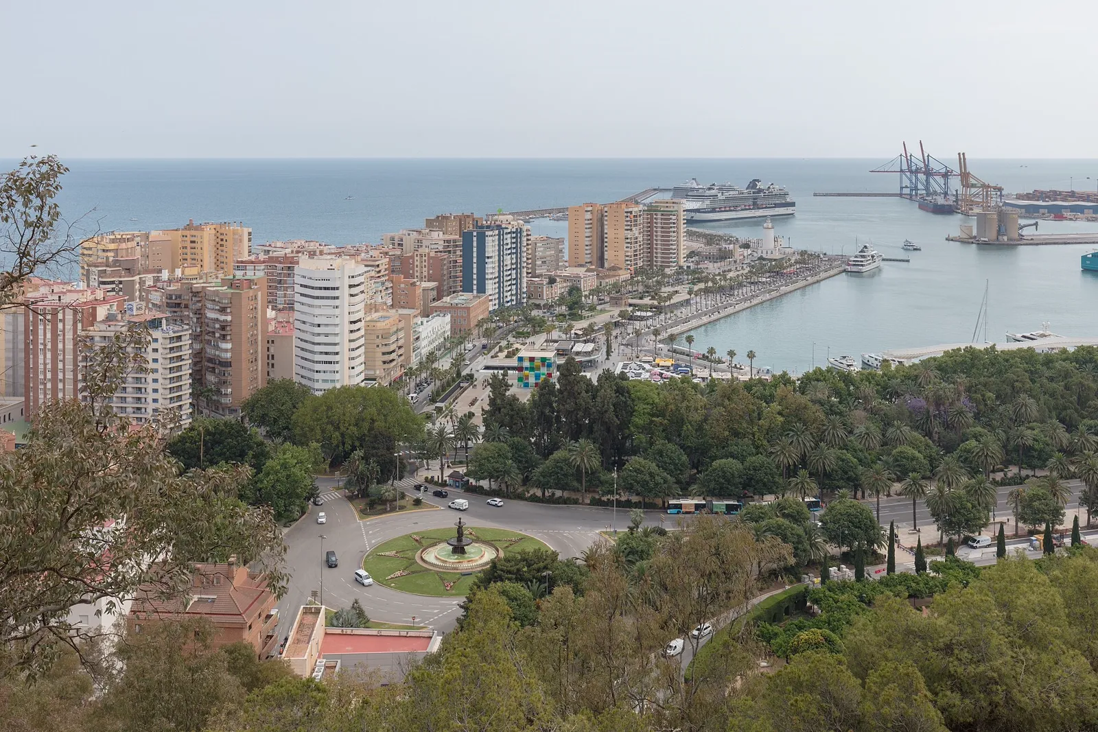 El puerto de Málaga visto desde el agua, con el Palmeral de las Sorpresas y la catedral al fondo